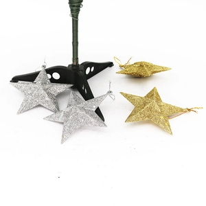 Détail de quatre étoiles pailletées or et argent avec ficelles de suspension pour sapin de Noël