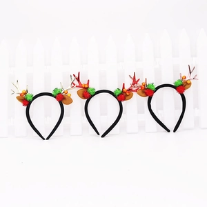 Detailansicht von Weihnachts-Rentier-Haarreifen mit Plüschbällen und Beeren-Details