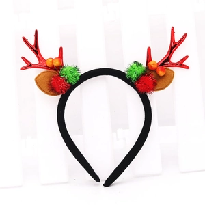 Detail der Weihnachts-Rentier-Haarreif mit roten Pailletten, braunen Ohren und Beeren-Dekor
