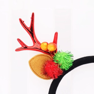 Detail eines Weihnachts-Rentier-Haarreifens mit roten Geweihen, Filzblättern und Bommeln