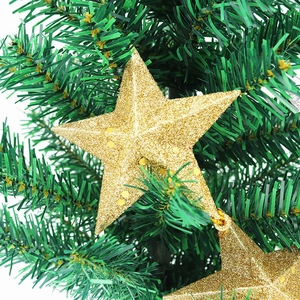 Gros plan d'étoiles dorées scintillantes accrochées aux branches d'un sapin de Noël