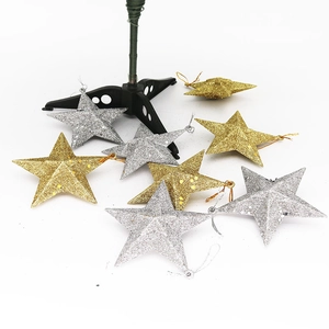 Détail d'étoiles scintillantes or et argent avec cordes de suspension pour sapin de Noël