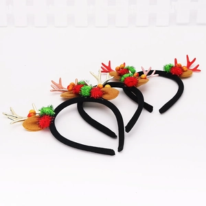 Drei Weihnachts-Rentier-Haarreifen mit bunten Pompons und festlicher Beeren-Dekoration
