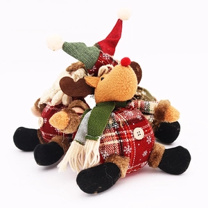 Dettaglio della renna di Natale in peluche con tessuto scozzese rosso e bottone in legno