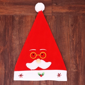 Dettaglio ricamato del viso di Babbo Natale con occhiali e barba bianca su cappello rosso