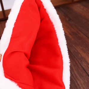 Bonnet de Noël en tricot rouge avec bordure en fausse fourrure blanche et bois de cerf