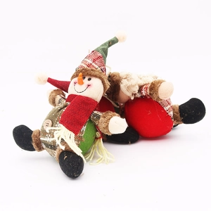 Dettaglio di pupazzi di neve e Babbo Natale in peluche con tessuto a maglia e bottoni di legno