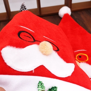 Festoso cappello natalizio in velluto rosso con occhi ricamati e dettaglio barba di peluche