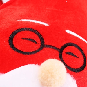 Cappello di Natale in peluche con barba ricamata e occhiali su morbido tessuto rosso