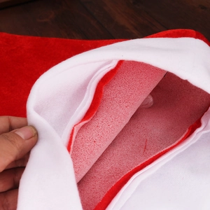 Dettaglio calza di Natale rossa con bordo bianco e fodera in schiuma per struttura