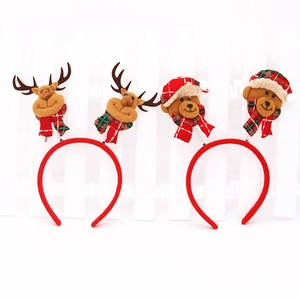 Détail de serre-têtes de Noël avec poupées rennes et ours à chapeaux à carreaux rouges