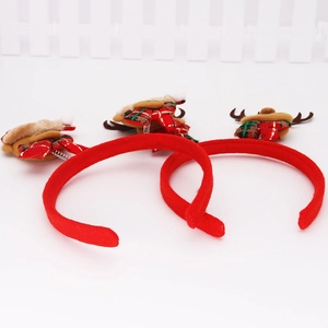 Détail de serre-têtes de Noël en peluche rouge avec bois de renne et nœuds