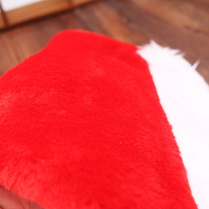 Bonnet de Noël festif en peluche rouge douce avec bordure en fausse fourrure blanche