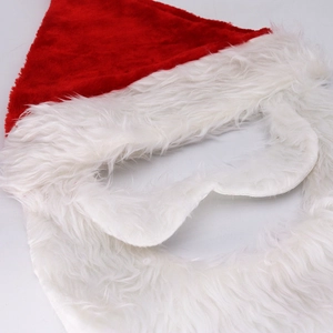 Détail du bonnet de Noël en peluche avec barbe blanche et masque intégrés