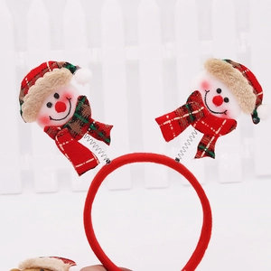 Détail du serre-tête de Noël avec deux mignons bonhommes de neige 3D sur ressorts rouges