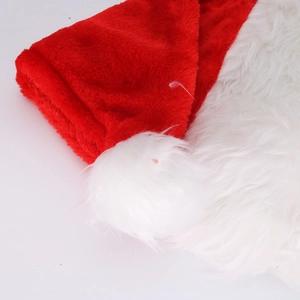 Gros plan du bonnet de Noël avec une épaisse fourrure blanche et un pompon moelleux