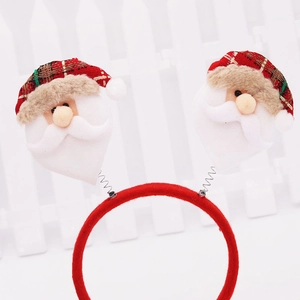 Détail du serre-tête de Noël avec des Pères Noël à ressort et motifs à carreaux rouges