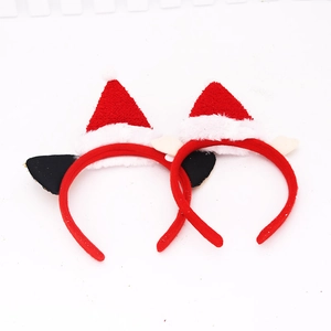 Détail du serre-tête bonnet de Noël rouge avec oreilles à paillettes et tissu en peluche doux