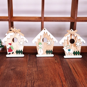 Drei hölzerne Weihnachtshaus-Anhänger mit Weihnachtsmann, Schneemann und Rentier-Motiv