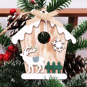 Hängendes Weihnachts-Holzhaus mit Rentier-Deko für die Weihnachtsbaumdekoration