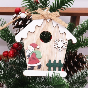 Weihnachtliches Holzhaus zum Aufhängen mit Weihnachtsmann und Juteseil für den Christbaum