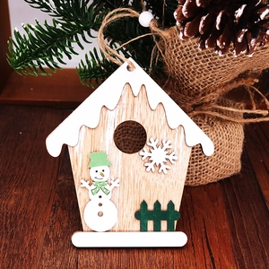 Hölzerner Weihnachtsanhänger in Hausform mit Schneemann für festliche Baumdekoration