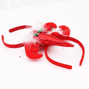 Détail d'un serre-tête homard rouge avec tissu brillant et décorations festives