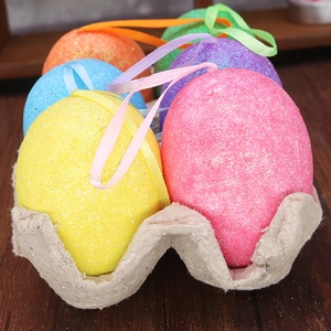 Lot d'œufs de Pâques pailletés colorés avec rubans dans un plateau pour décoration
