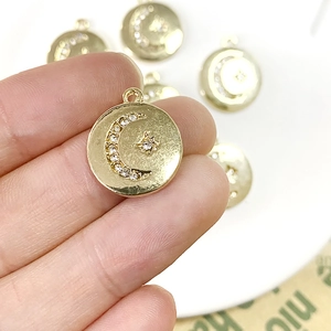 Goldener Legierungsanhänger mit Mond und Sternen sowie funkelnden Zirkonia für DIY-Schmuck