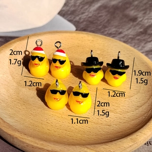 Niedliche gelbe Harzenten mit Sonnenbrille und Weihnachtsmütze für DIY-Schmuck