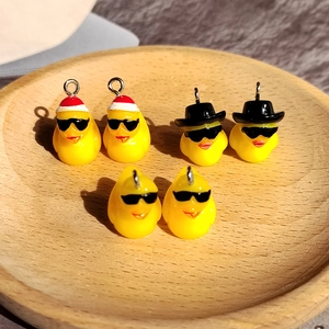 DIY Harz Gelbe Ente Anhänger Mit Sonnenbrille Weihnachtsmütze Schwarzer Hut Niedliches Tieranhänger Für Ohrring Kette Schlüsselanhänger