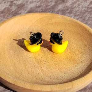 Niedliche gelbe Enten-Anhänger aus Harz mit schwarzen Hüten für DIY-Schmuck