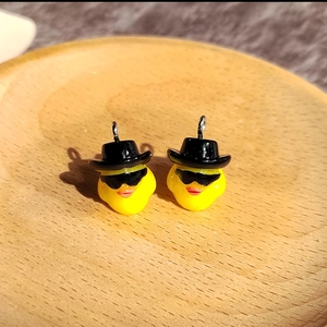 Makroaufnahme von zwei gelben Enten aus Harz mit Sonnenbrille für DIY Schmuckherstellung