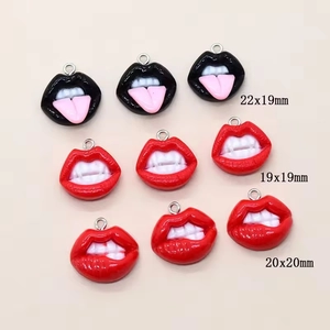 Drie grappige hars lipbedeltjes voor DIY-sieraden in verschillende sexy en leuke stijlen