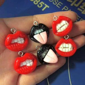 Unieke hars hangers in de vorm van rode lippen voor DIY sieraden met grappige details