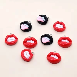 Grappige rode en zwarte hars lip bedeltjes met zilveren ringen voor DIY sieraden maken