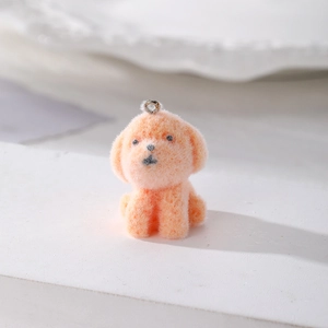 Dettaglio del ciondolo a forma di cucciolo rosa floccato con anello per accessori