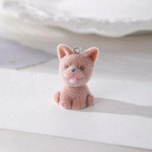 Dettaglio di un ciondolo a forma di cucciolo di Pomerania rosa floccato con anello in metallo
