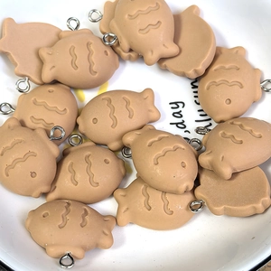 Schattige hars viskoekjes bedeltjes in beige met zilveren ringen voor DIY-sieraden maken
