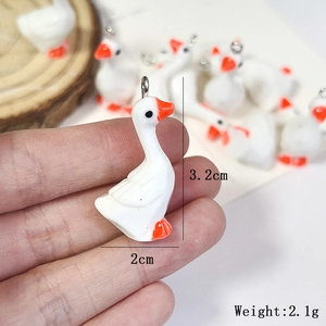 Macro-opname van een hars gans hanger van 3,2 cm met details over grootte en snavel
