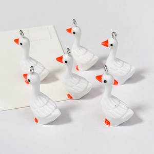 Schattige hars gans bedeltjes voor DIY sieraden met oranje snavel en metalen ring