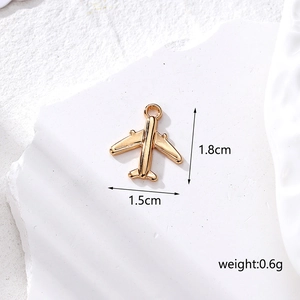 Colgante de avión dorado para joyas DIY, tamaño 1,8cm con acabado de metal liso