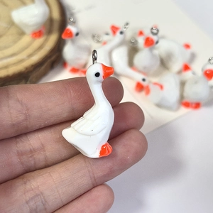 Schattige 3D witte hars gans hanger met oranje snavel en metalen ring voor DIY knutselwerkjes