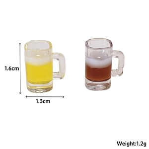 Mini-Bierkrug-Anhänger aus Harz 1,6x1,3cm mit Schaumdetail und Größenangaben