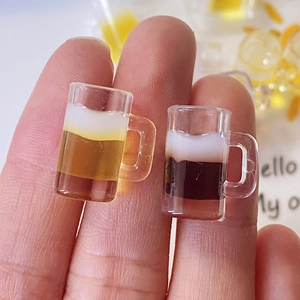 Miniatur Bierkrug Anhänger aus Harz für DIY Schmuck zwischen den Fingern zur Größenreferenz