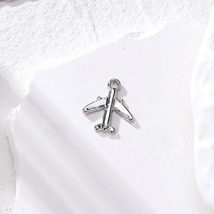 Colgante de avión de aleación plateada para joyería DIY sobre base de piedra blanca