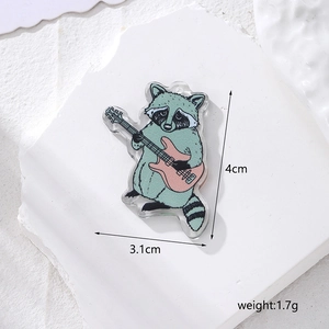 Detailansicht eines Acryl-Waschbär-Anhängers mit Gitarre, Maße 4cm Höhe und 3,1cm Breite