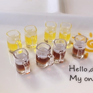 Set mit 8 Miniatur-Bierkrügen aus Harz mit Schaum für DIY-Ohrringe und Schmuckherstellung