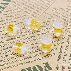 Makroaufnahme von 5 Mini-Bierkrug-Anhängern aus Harz mit Schaumdetails für DIY-Schmuck