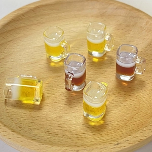 Makroansicht von sechs realistischen Mini-Bierkrug-Anhängern mit Schaum für DIY-Schmuck